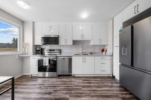 389-2211 19 St Ne, Calgary, AB, T2E4Y5 | Card Image