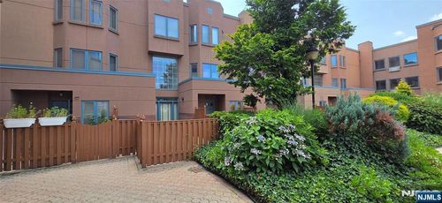 v307-307 Chase Ct, Edgewater, NJ, 07020-1601 | Card Image