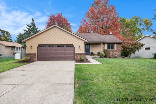 7054 Olde Farm Dr, Jenison, MI, 49428-7728 | Card Image