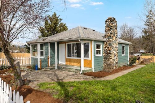 185 Peach St, Merlin, OR, 97532-9782 | Card Image