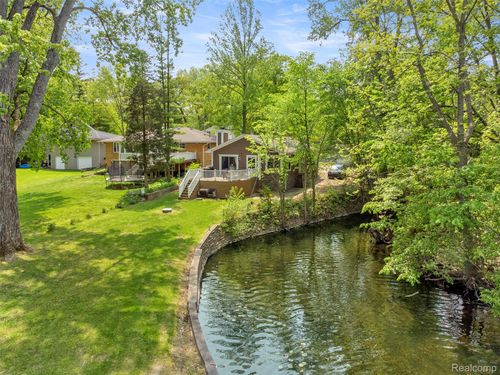 11970 Greenway Cir, South Lyon, MI, 48178-9351 | Card Image