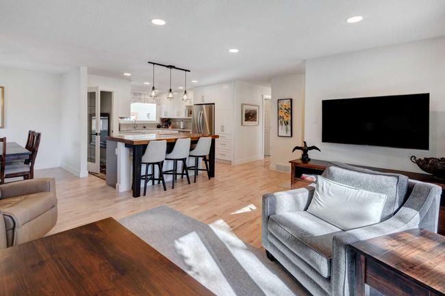 2607 Laurel Cres Sw, House other with 3 bedrooms, 3 bathrooms and 2 parking in Calgary AB | Image 5