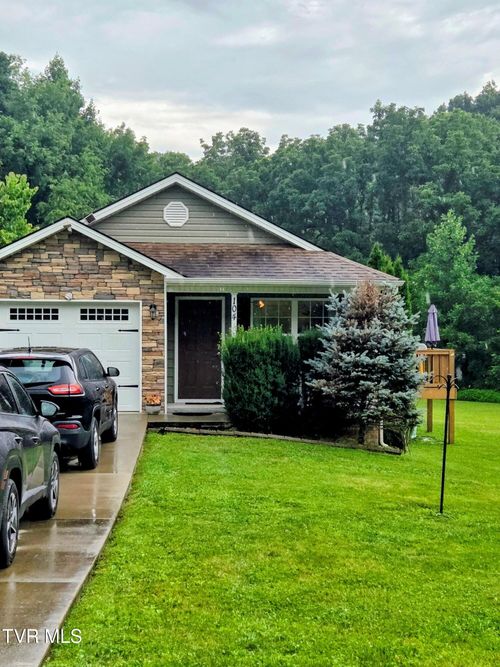 104 Spirit Dr, Elizabethton, TN, 37643-7074 | Card Image