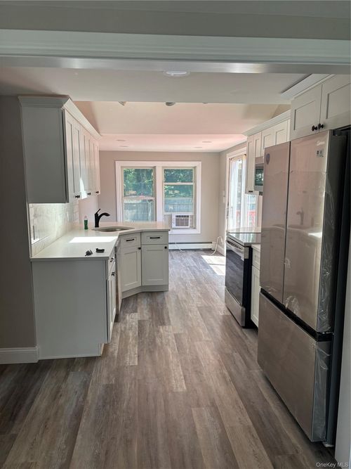 29 Laurel St, Holbrook, NY, 11741-1727 | Card Image