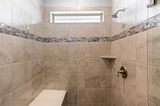 Walk-In Shower with built-In bench | Image 20