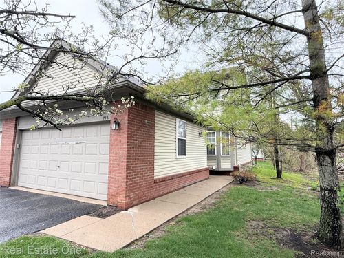 716 Palmer Dr, Pontiac, MI, 48342-1857 | Card Image