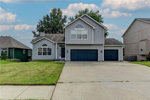411 Shannon Ave, Smithville, MO, 64089-8286 | Card Image