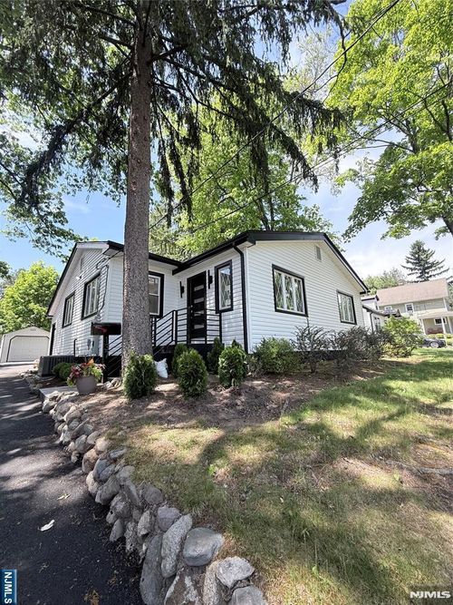 137 Myrtle Avenue, Allendale, NJ, 07401 | Card Image