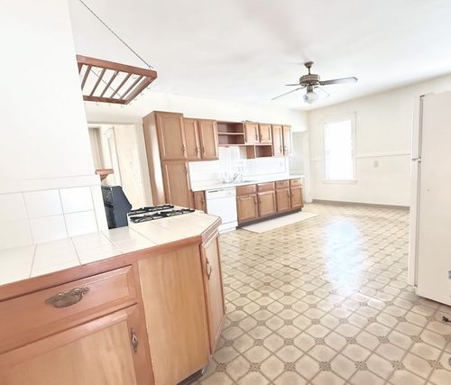 apt-2-33 Cook St, Newton, MA, 02458-1473 | Card Image