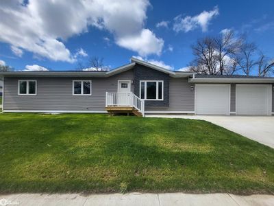 704 7th Ave, Home with 3 bedrooms, 2 bathrooms and 2 parking in Coon Rapids IA | Image 1