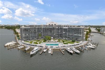 711 - 900 Bay Dr, Condo with 2 bedrooms, 1 bathrooms and null parking in Miami Beach FL | Image 1