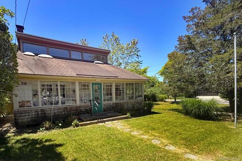 30 Edgemere Dr, Southampton, NY, 11968-1233 | Card Image