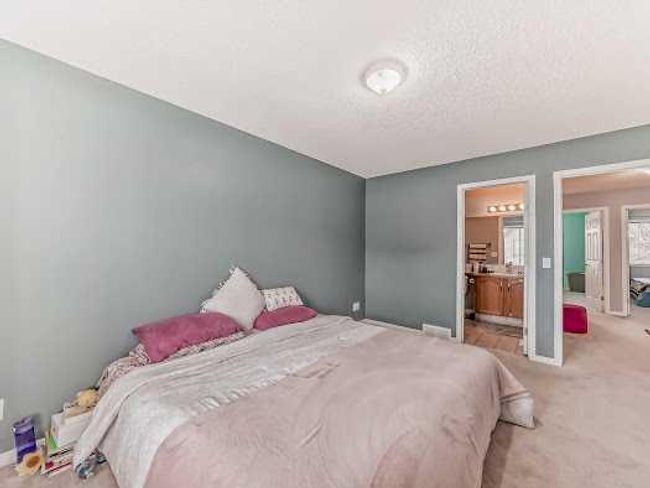127 Hidden Creek Rise Nw, Home with 3 bedrooms, 2 bathrooms and 2 parking in Calgary AB | Image 22
