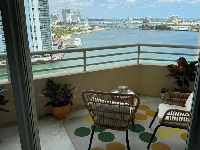 APT-1912 - 888 Brickell Key Dr, Condo with 2 bedrooms, 3 bathrooms and null parking in Miami FL | Image 42