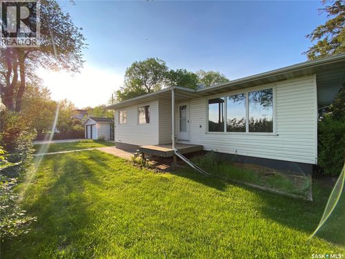 320 2nd St E, Carnduff, SK, S0C2H0 | Card Image