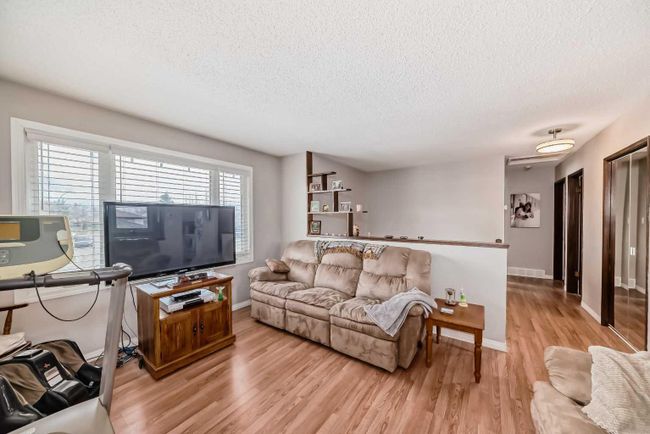 3816 Dover Ridge Drive Se, Home with 3 bedrooms, 1 bathrooms and 2 parking in Calgary AB | Image 9
