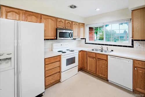 11809 Meteor Dr, Sterling Heights, MI, 48313-5154 | Card Image