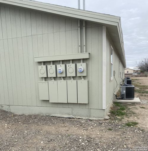 242 E Benson St, La Pryor, TX, 78872 | Card Image