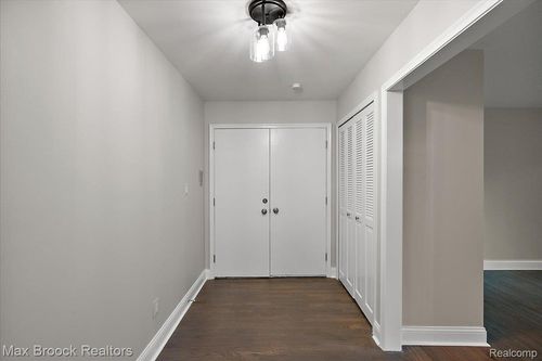 101-4041 W Maple Rd, Bloomfield Hills, MI, 48301-3101 | Card Image