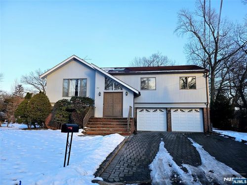 32 6th St, Cresskill, NJ, 07626-2504 | Card Image