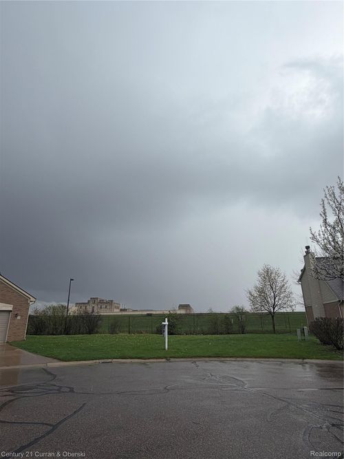 11 Morross Cir, Dearborn, MI, 48126-2395 | Card Image
