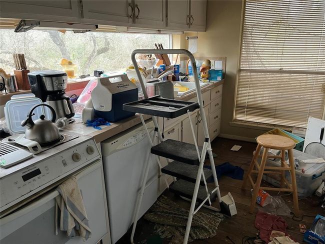 Kitchen. The picture of the pool was taken from this window. | Image 36