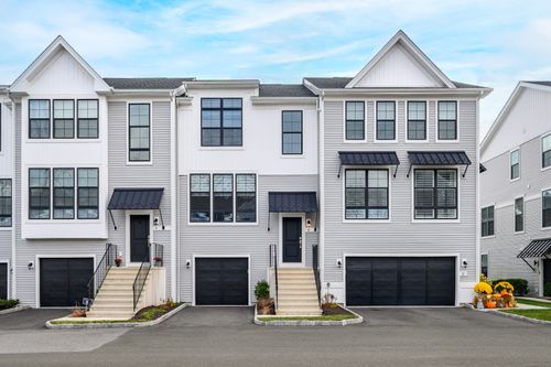 8-8 Brentwood Cir, Danbury, CT, 06810-1518 | Card Image