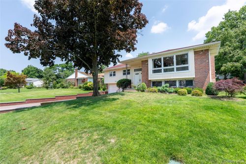 18 Dogwood Rd, Albertson, NY, 11507-1004 | Card Image