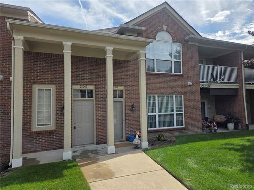 28202 Chesapeake Cir, Commerce Twp, MI, 48390-5922 | Card Image