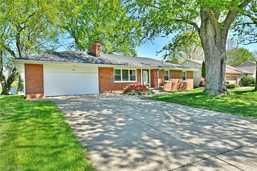 2548 Hilltop Dr, Poland, OH, 44514-2957 | Card Image