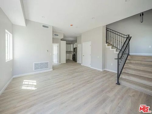 10605 Owensmouth Ave, Chatsworth, CA, 91311-2152 | Card Image