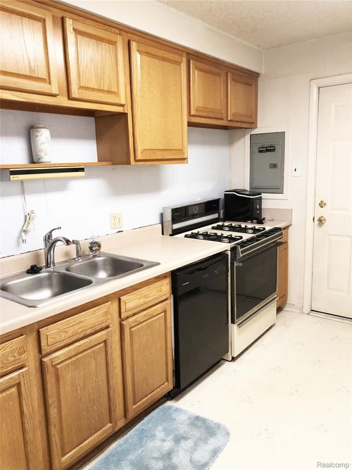 20010 Rensellor St, Livonia, MI, 48152-2400 | Card Image