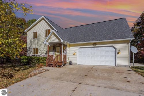 823 Valley Stream Ct, Harrison, MI, 48625-7730 | Card Image