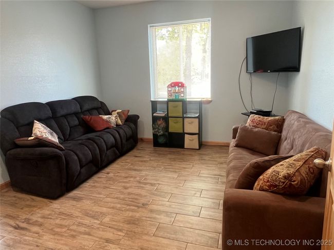 Sitting room that could be turned into 5th bedroom | Image 22