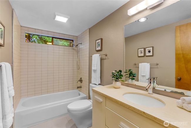 Full bathroom upstairs | Image 23