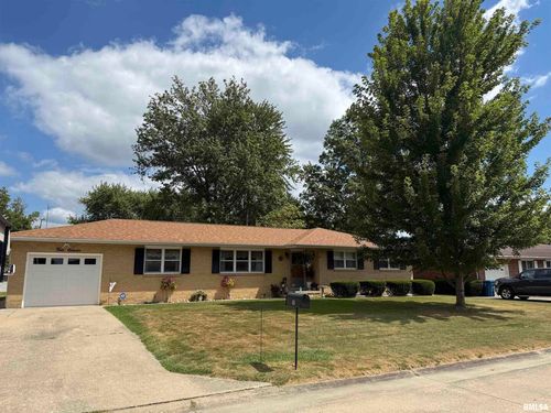 411 Sunset Dr, Centralia, IL, 62801-6017 | Card Image