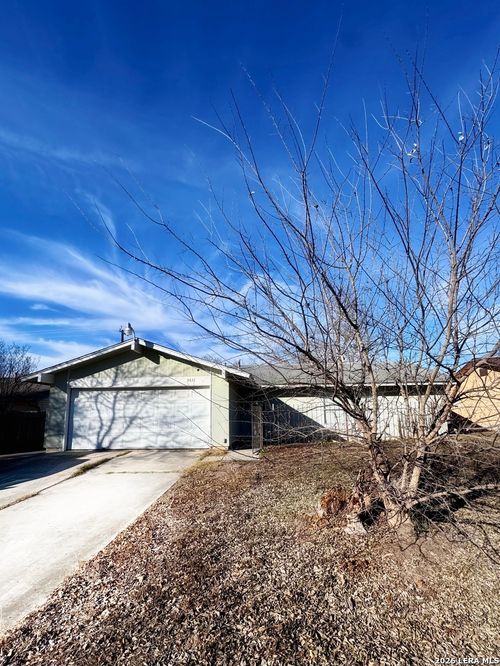 5611 Green Manor St, San Antonio, TX, 78223-4217 | Card Image