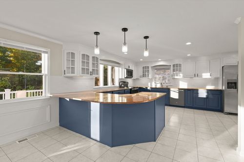 767 Walnut St, Lynnfield, MA, 01940-2646 | Card Image