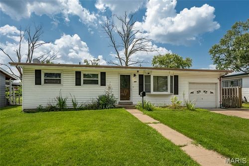 460 Versailles Dr, Florissant, MO, 63031-2148 | Card Image