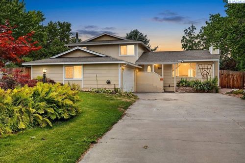 2105 Pheasant Ln, West Richland, WA, 99353-9581 | Card Image