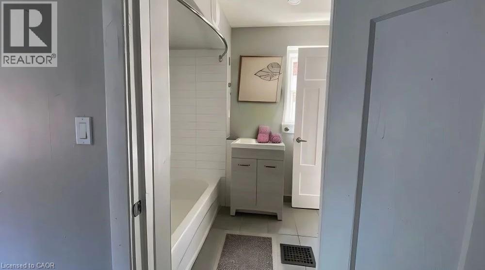 Residential Lease in Hamilton 3