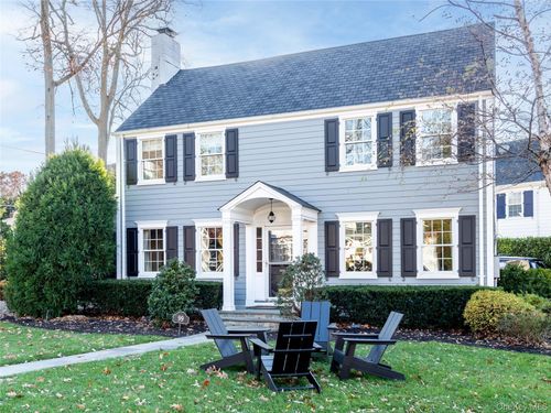 99 Thayer Rd, Manhasset, NY, 11030-2449 | Card Image