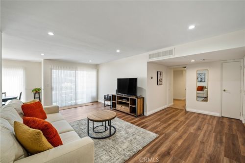 217-4647 Willis Ave, Sherman Oaks, CA, 91403-4148 | Card Image