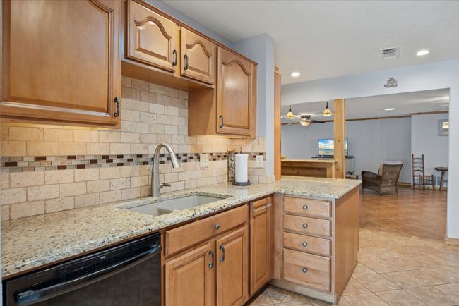 Plenty of granite countertops | Image 10