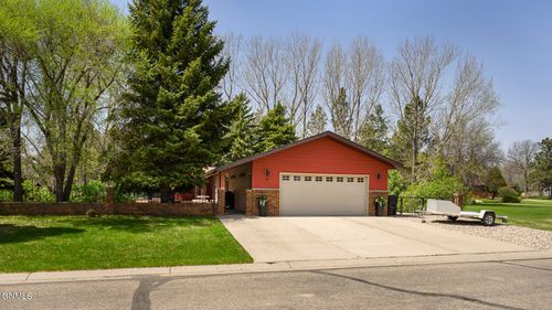 94 Country Club Dr, Bismarck, ND, 58501-9374 | Card Image