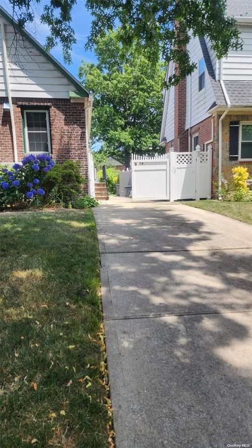 48-27 213th St, Bayside Hills, NY, 11364-1233 | Card Image