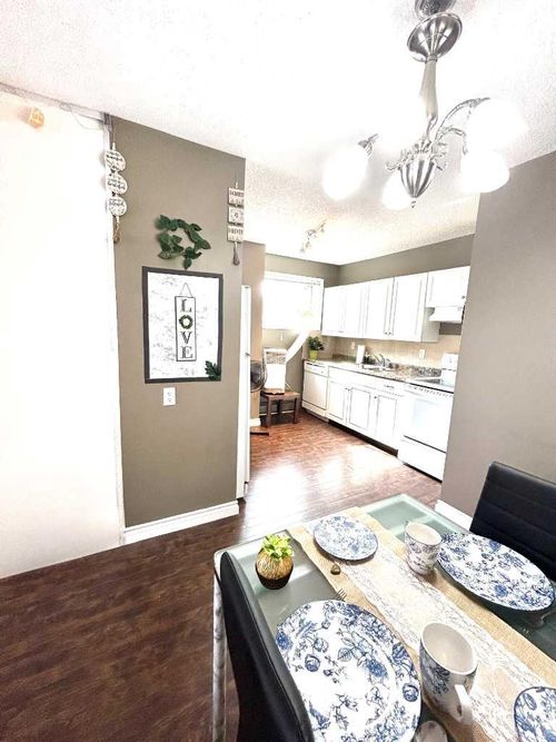 213 - 5 Berkeley Place W, Home with 1 bedrooms, 1 bathrooms and 1 parking in Lethbridge AB | Card Image