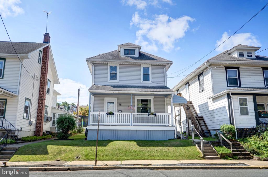 1st St, Birdsboro, PA 19508