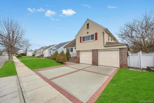 7 N Terrace Place, Hempstead, NY, 11580 | Card Image