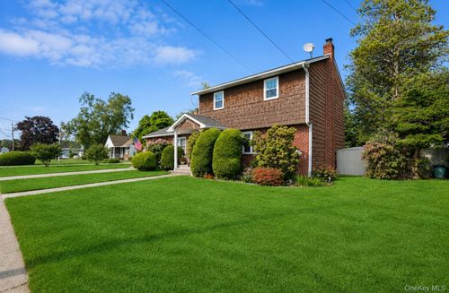 11 Lincoln Ct, Copiague, NY, 11726-4422 | Card Image